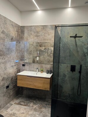 Hair dryer, towels, soap, toilet paper - Vrbo Property (Puglia)