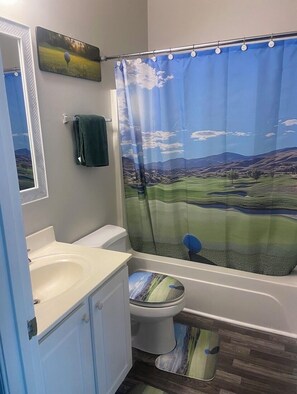 Towels, soap, toilet paper - 3-bedroom condo in Myrtle Beach with AC. Gorgeous view of the Wizard golf course (Myrtle Beach)