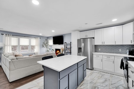 Microwave, oven, stovetop, dishwasher. Cozy Retreat Near Uptown & CLT Airport : Pet Friendly