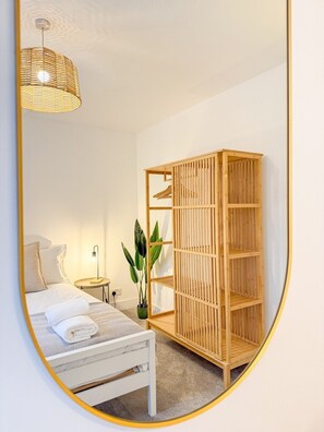 Iron/ironing board, Internet, bed sheets - Stylish 3-Bed House near Canterbury Centre (Canterbury)