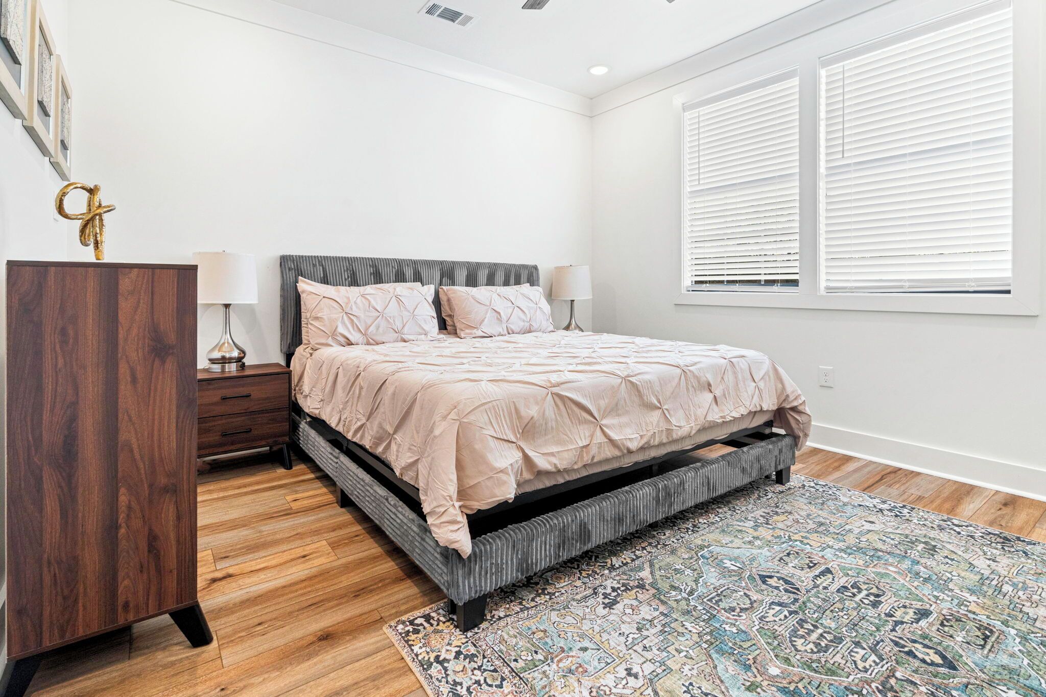 3 habitaciones, escritorio, tabla de planchar con plancha y wifi 