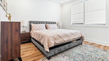 3 habitaciones, escritorio, tabla de planchar con plancha y wifi