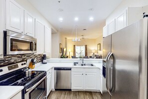 Coffee/tea maker, fridge, microwave, oven - 1st floor condo w/ pools, restaurant, balcony, tennis court, basketball court (Davenport)