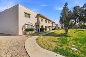 Exterior - Stylish 2BR w/ Pool: Walk to Old Town & Fashion Square (Scottsdale)