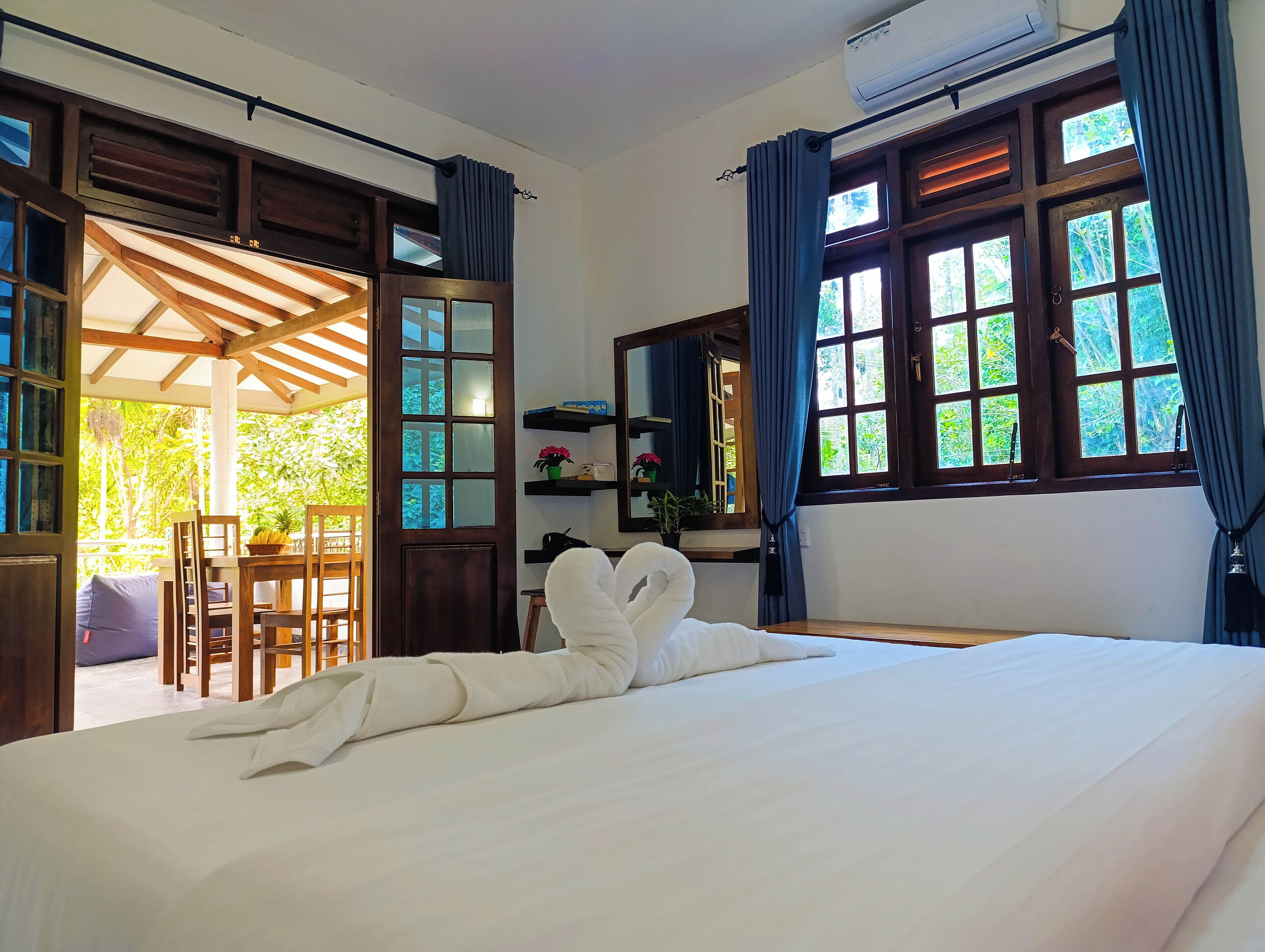 Deluxe Double Room, 1 King Bed, Air conditioning, Mountain View