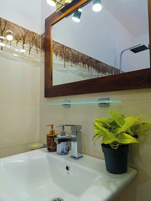 Deluxe Double Room, 1 King Bed, Air conditioning, Mountain View | Bathroom - Bridge Front Inn Ella (Ella)