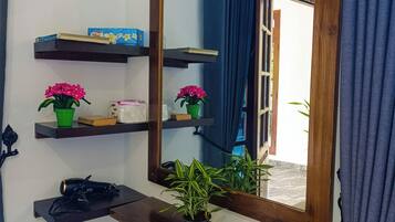 Deluxe-Doppelzimmer, 1 King-Bett, Klimaanlage, Bergblick | Innenbereich