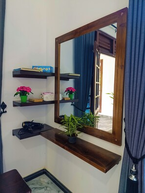 Quarto casal luxo, 1 cama King, ar-condicionado, vista para a montanha | Parte interna