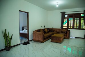 Interior - Bridge Front Inn Ella (Ella)