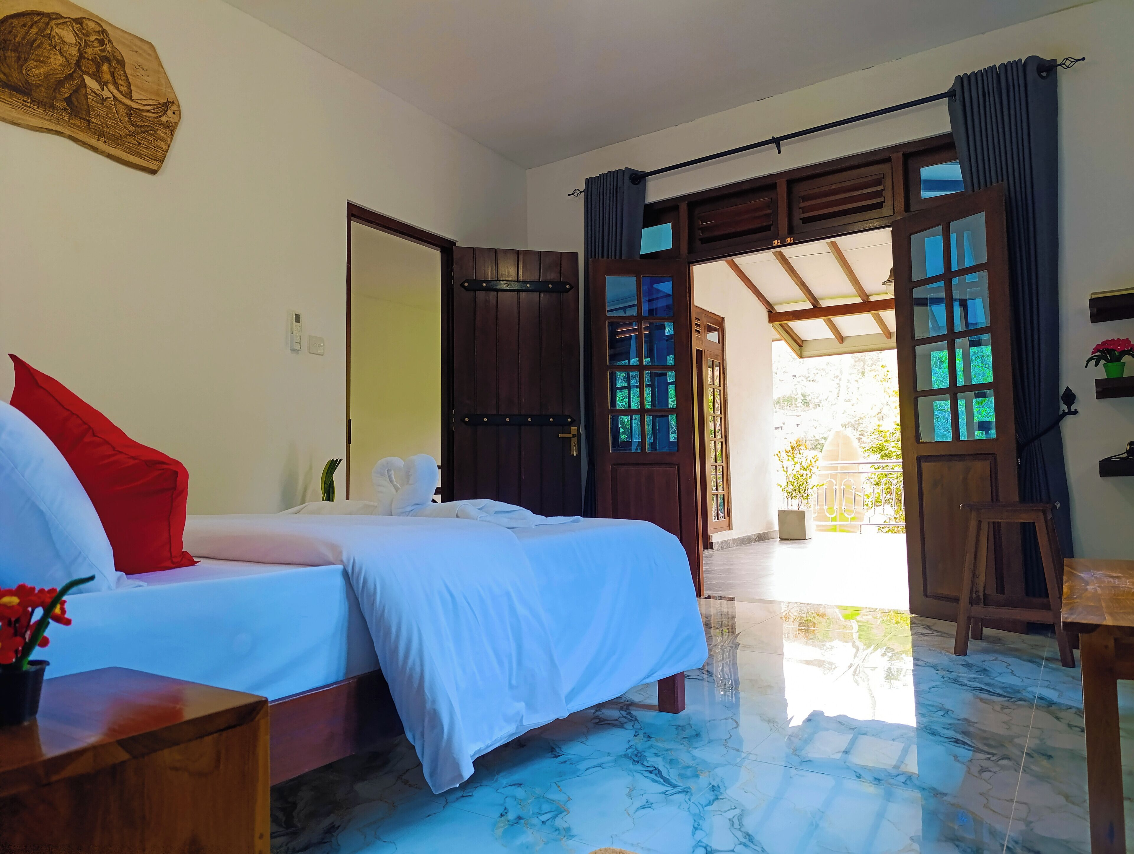 Deluxe Double Room, 1 King Bed, Air conditioning, Mountain View | Desk, laptop workspace, blackout drapes, soundproofing