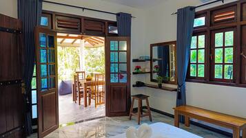 Minibar với thức uống miễn phí, bàn