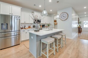 Fridge, microwave, stovetop, dishwasher - The Palms Estate: Private Pool & Coastal Elegance (Bluffton)