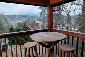 Outdoor dining - Our Nest - Hot Tub Time, Game Nights, Scenic Barbecues & Chats by the Fireplace (Sevierville)