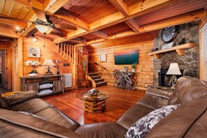 Smart TV, fireplace, table football - Our Nest - Hot Tub Time, Game Nights, Scenic Barbecues & Chats by the Fireplace (Sevierville)
