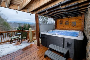Outdoor spa tub - Our Nest - Hot Tub Time, Game Nights, Scenic Barbecues & Chats by the Fireplace (Sevierville)