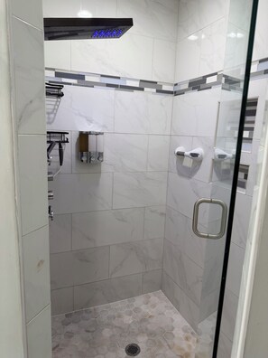 Dusche, Haartrockner, Handtücher, Seife