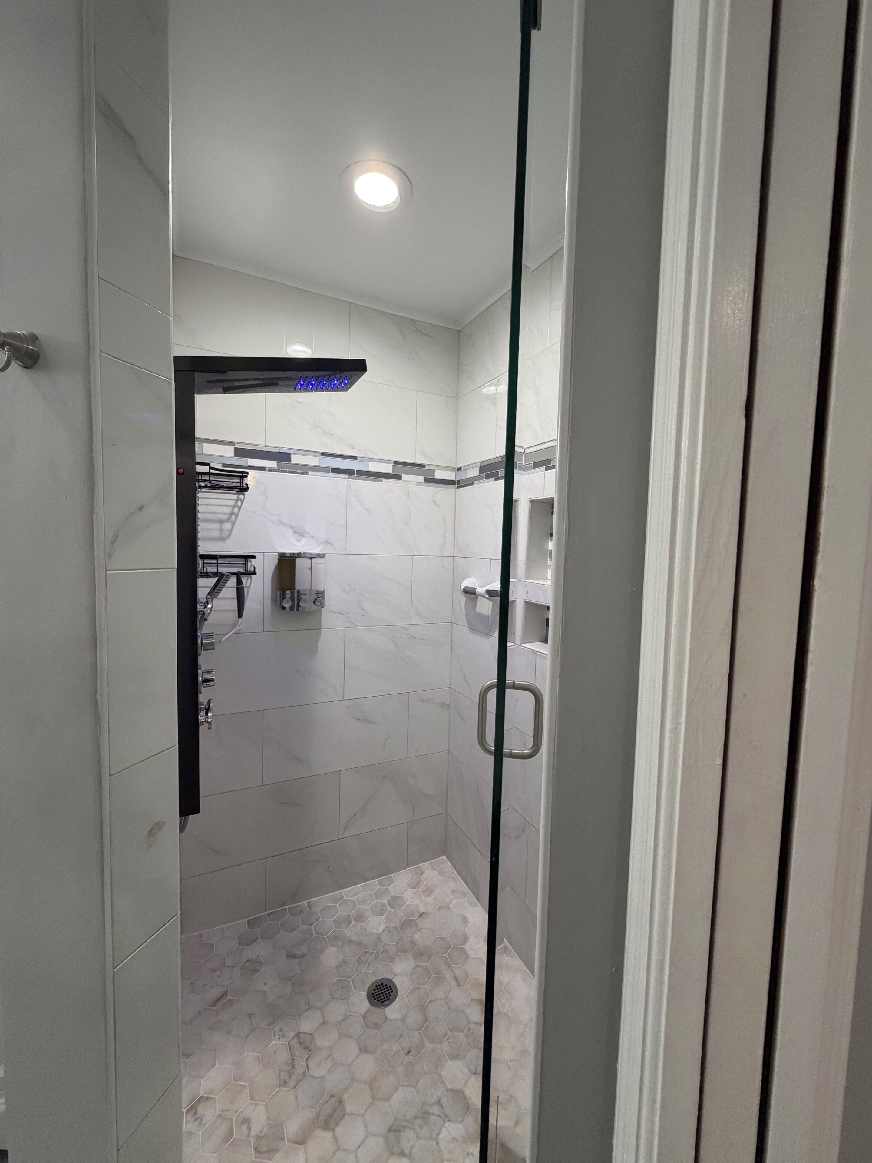Dusche, Haartrockner, Handtücher, Seife