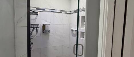 Douche, sĂšche-cheveux, serviettes fournies, savon