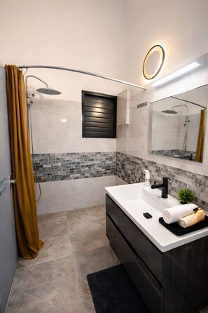 Shower, hair dryer, bidet, towels - Le Chalet Papillon (Saint-François)