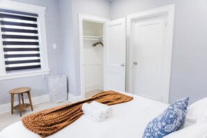 Desk, iron/ironing board, travel cot, free WiFi - Spacious 3 Bedroom | Steps to Bus to NYC + Views (West New York)