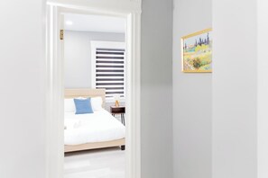 Desk, iron/ironing board, travel cot, free WiFi - Spacious 3 Bedroom | Steps to Bus to NYC + Views (West New York)