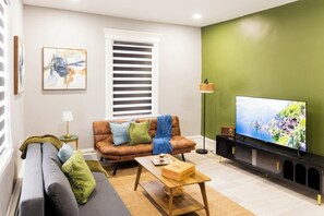 TV - Spacious 3 Bedroom | Steps to Bus to NYC + Views (West New York)