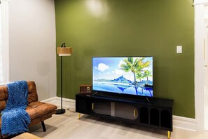 TV - Spacious 3 Bedroom | Steps to Bus to NYC + Views (West New York)