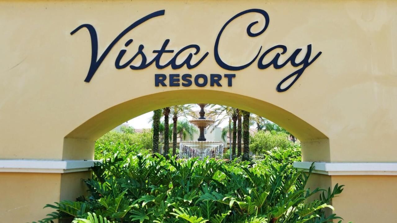 L'entrée du complexe Vista Cay Resort, avec une enseigne placée au-dessus d'une arche.