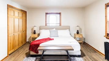 Työpöytä, silitysrauta/-lauta, vauvan matkasänky, Wi-Fi