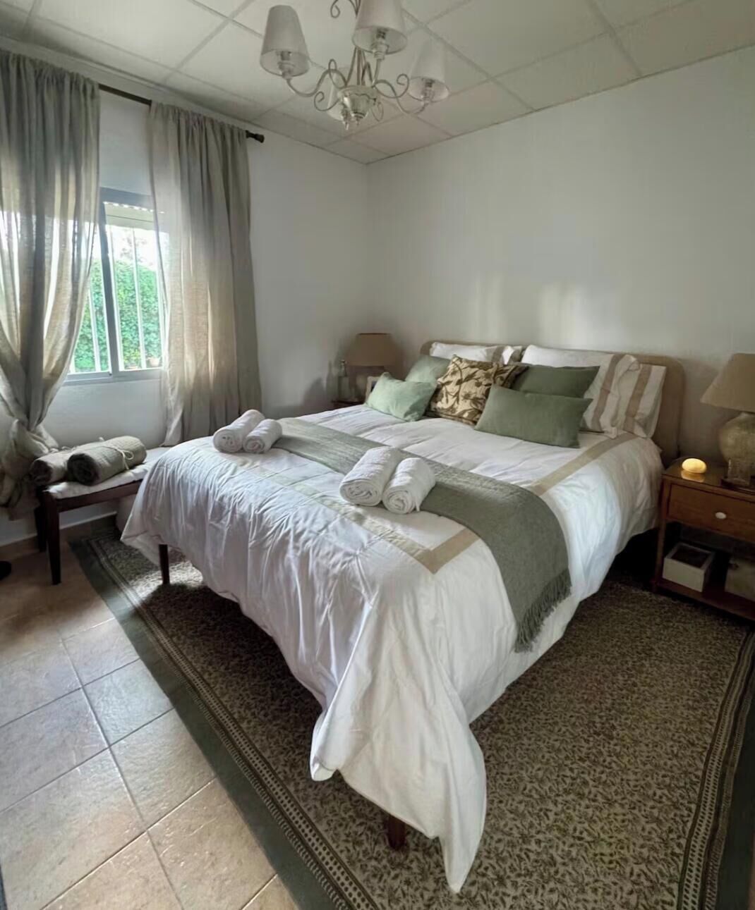 Tabla de planchar con plancha, wifi y ropa de cama 