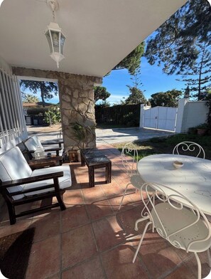 Outdoor dining - Private property with pool, cozy Cottage in Chiclana, 3km from La Barrosa Beach (Chiclana de la Frontera)