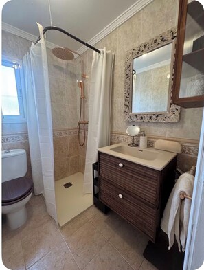 Shower, hair dryer, towels, soap - Private property with pool, cozy Cottage in Chiclana, 3km from La Barrosa Beach (Chiclana de la Frontera)