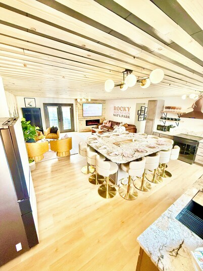 Rocky Mtn Retreat • Sleeps 18 • 8 beds • Hot Tub • Sauna• Arcades • AC