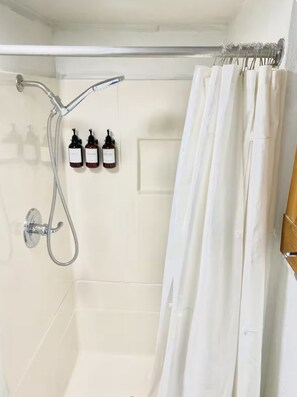 Dusche, Haartrockner, Handtücher, Seife