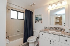 Douche, sèche-cheveux, serviettes fournies