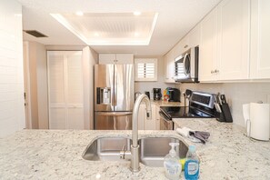 Fridge, microwave, oven, stovetop - Ocean Village Club E22 (St. Augustine)