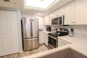 Fridge, microwave, oven, stovetop - Ocean Village Club F15 (St. Augustine)