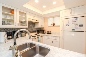 Fridge, microwave, oven, stovetop - Ocean Village Club Condo N25 (St. Augustine)