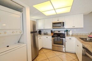 Fridge, microwave, oven, stovetop - Ocean Village Club O21 (St. Augustine)