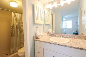 Shower, hair dryer, towels - Ocean Village Club O21 (St. Augustine)