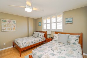 3 bedrooms, iron/ironing board, free WiFi, bed sheets - Sand Dollar 1-206 Remodeled, Beach Themed (St. Augustine)