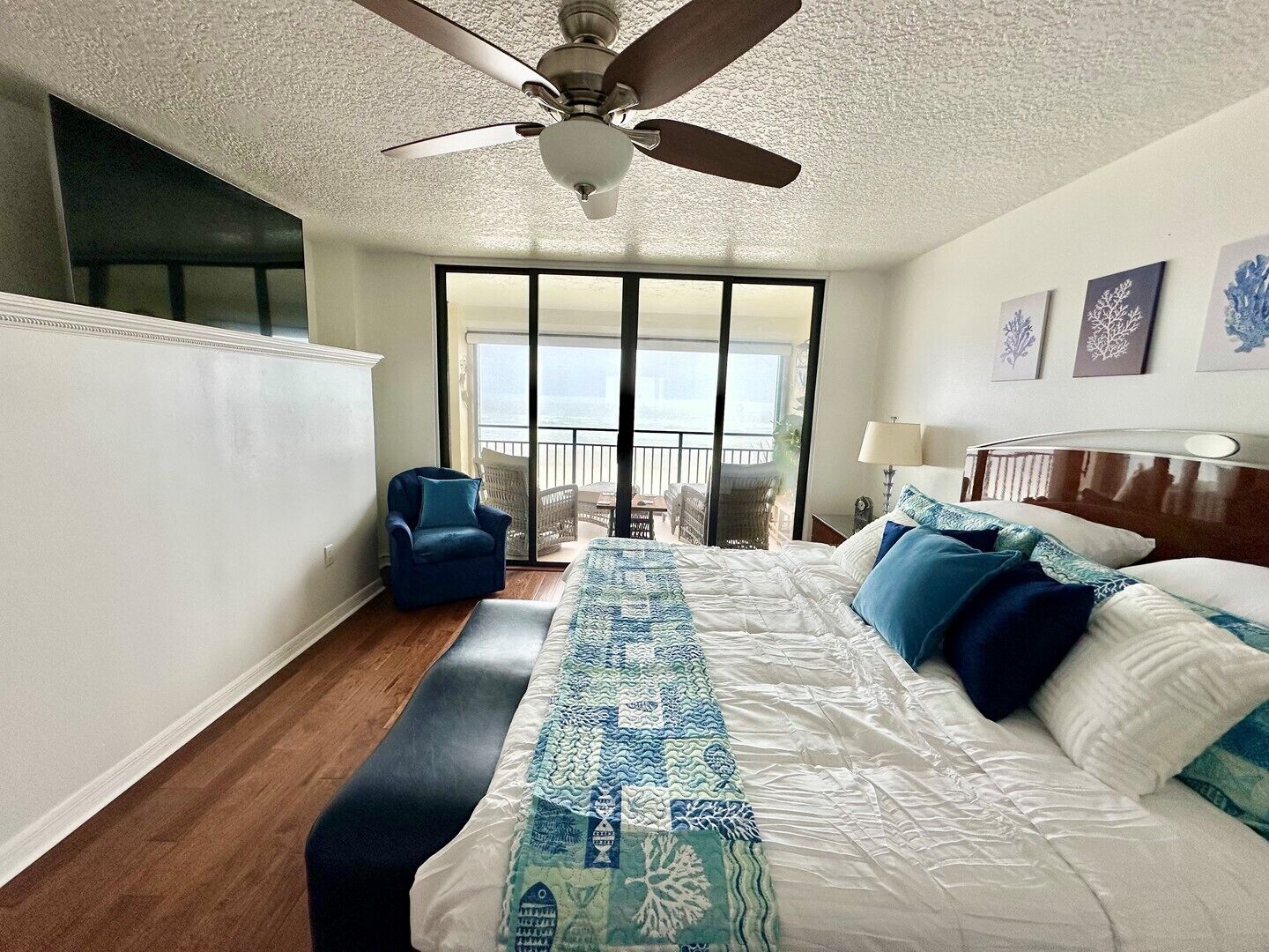 Tabla de planchar con plancha, wifi gratis y ropa de cama 