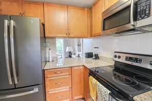 Fridge, microwave, oven, stovetop - St Augustine Beach & Tennis Resort 507 (St. Augustine)