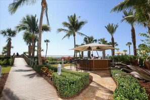 Outdoor dining - Hyatt Resort Siesta Key July 4th 3br/3ba 2255sqft Balcony over beach! Sleeps 6/8 (Sarasota)