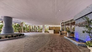 A spacious lobby with a tiled floor, a central pillar, and a reception desk. - Hyatt Resort Siesta Key July 4th 3br/3ba 2255sqft Balcony over beach! Sleeps 6/8 (Sarasota)
