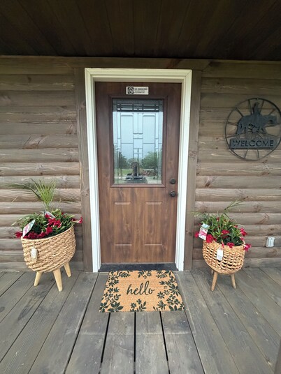 Cozy 2 bedroom cabin secluded by private lake & 40 acres Relax outdoors in peace