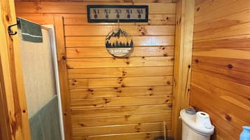 Douche, serviettes fournies, savon, papier toilette