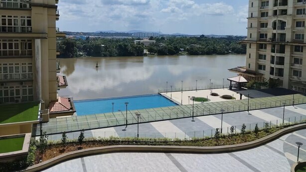 Un quartier résidentiel doté d’une piscine, offrant une vue sur une rivière et entouré de verdure.