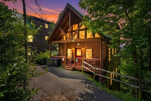 A log cabin with a porch, a star decoration, and a wooden fence. - Epic View | Family Cabin | Hot Tub + Fire Pit | Sleeps 12 | Near Pigeon Forge (Sevierville)
