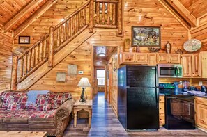 Smart TV - Epic View | Family Cabin | Hot Tub + Fire Pit | Sleeps 12 | Near Pigeon Forge (Sevierville)